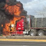 REPORTE AL MOMENTO Enfrentamiento en caleras deja un muerto y se registra en este momento quema de trailers y vehículos EXTREME PRECAUCIÓN