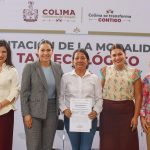 Indira Vizcaíno entregó permisos de operación a 123 nuevos taxis ecológicos en Colima